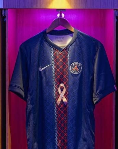 Maillot PSG Octobre Rose 25/26 orné d'un ruban rose
